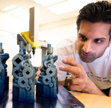 Sandeep Singh Klair med 3D-printede bremsekalipere.