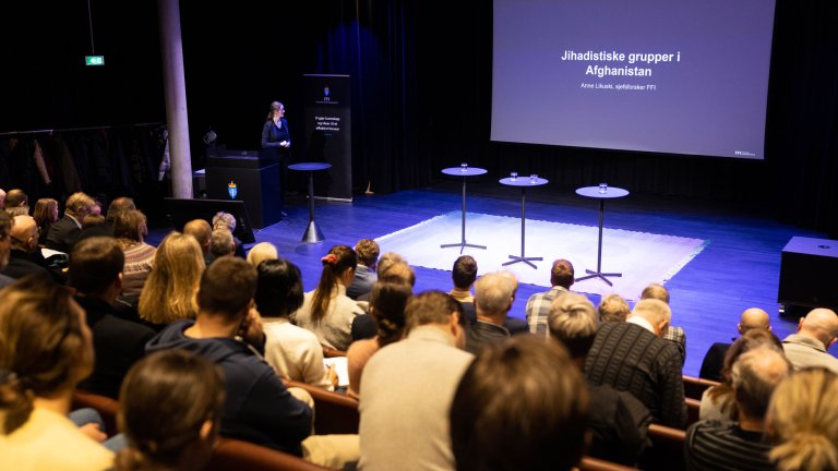 Bilde fra Deichmanssalen under FFI-frokosten. Anne Likuski står på talerstolen.