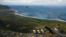 Jammeutstyr montert i en fjellvegg ved Bleik på Andøya.