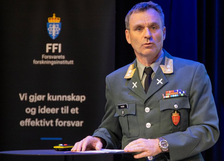 Lars Huse. Mann i uniform.