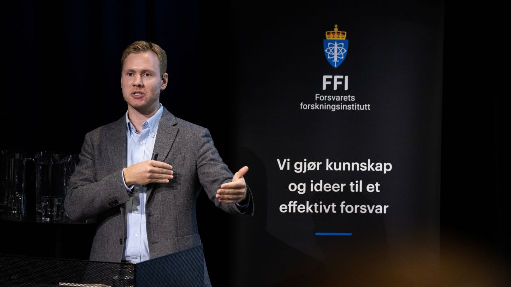 Portrett av Petter Fredrik Hemnes på scenen i Deichmansalen.