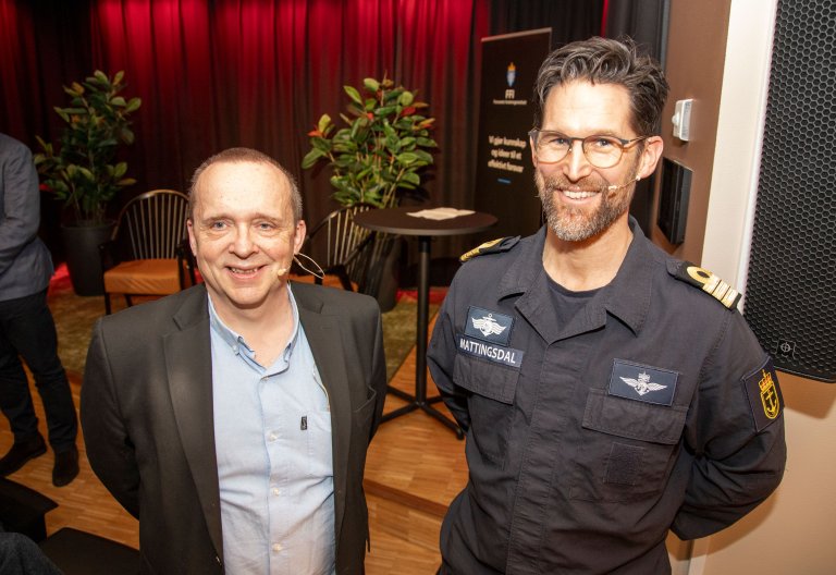 Tor Bukkvoll til venstre og bokbader Jostein Mattingsdal framfor scena på Lillestrøm bibliotek.