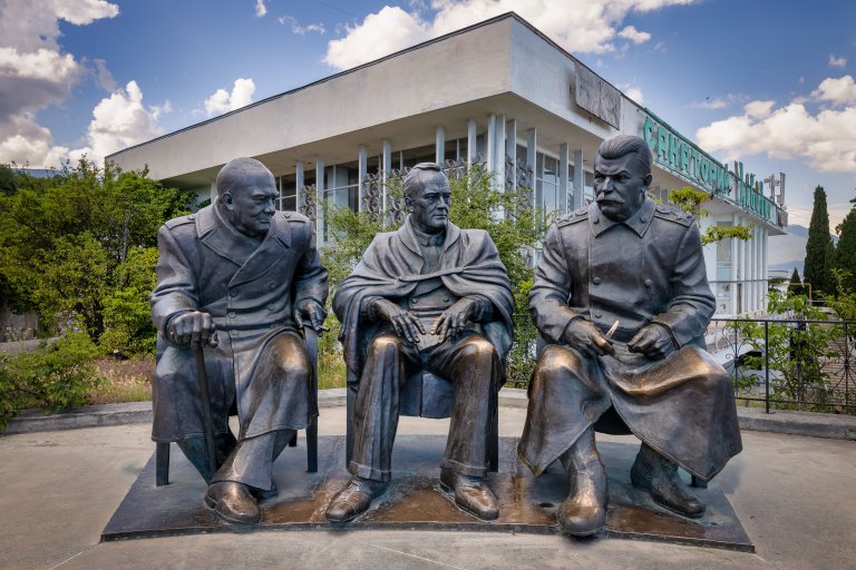 Bronsestatue som viser møtet mellom Storbritannias statsminister Winston Churchill, USAs president Franklin D. Roosevelt, og Sovjetunionens leder Josef Stalin under jaltakonferansen i 1945.