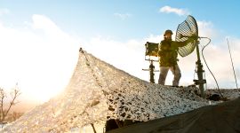 På grunn av kraftig vind, må antennene til knutepunktslaget i Sambandsbataljonen justeres jevnlig. /Soldiers from Signal Battalion adjust an UHF-antenna.