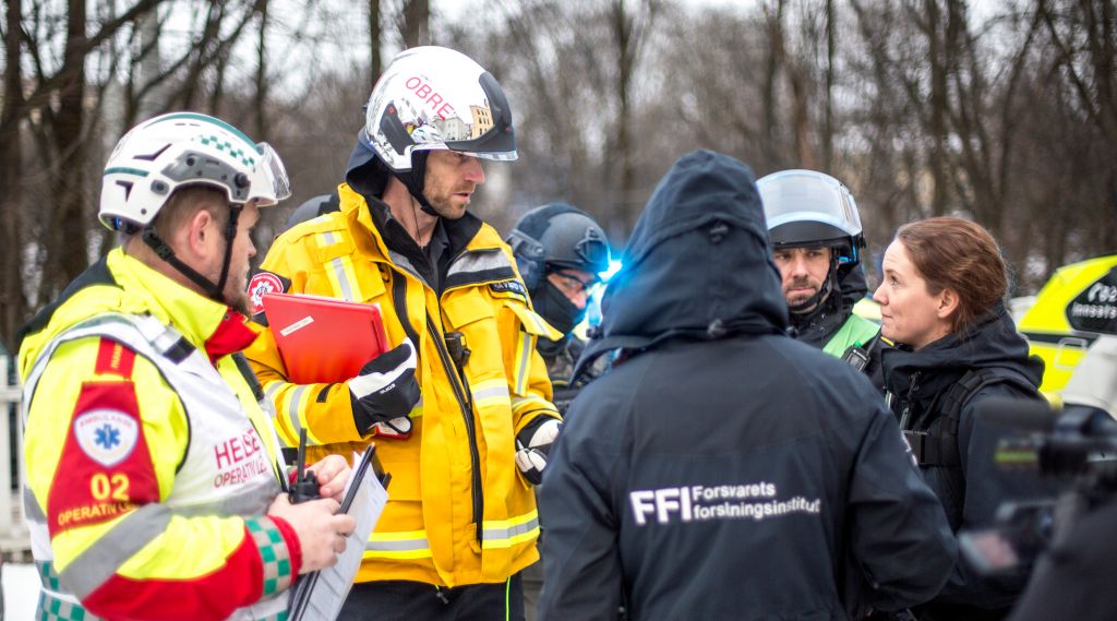 Brannmenn og forskere på øvelse. Foto