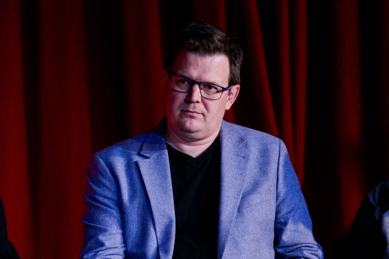 Glenn Diesen på scenen under et arrangement.