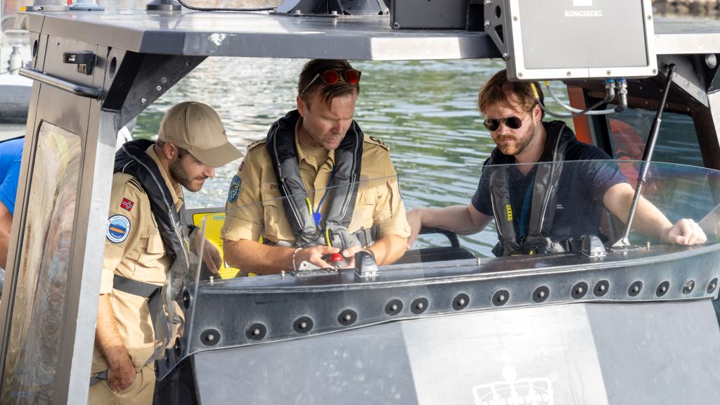 Runar Økland fra Marinen og Håkon Yssen Rørstad fra FFI på dekk.