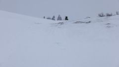 Bilde fra Halkavarre skytefelt i Finnmark. Snøføyk. Soldater er delvis skjult bak en bakketopp.