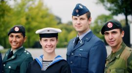 Soldater fra de tre forsvarsgrenene Hær, Sjø og Luft sammen på Akershus festning.