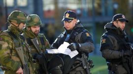 soldater og politi snakker sammen. Foto