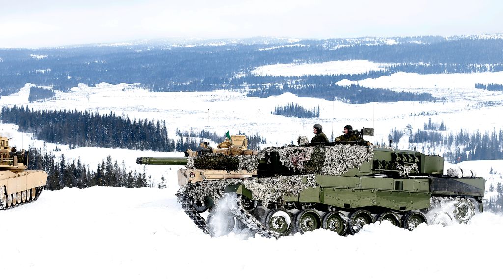 to stridsvogner i vinterlandskap. Foto