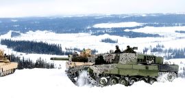 to stridsvogner i vinterlandskap. Foto