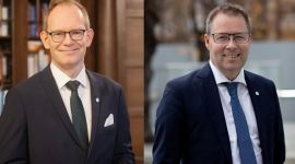 To bilder satt sammen til ett, begge har mann i dress og slips som smiler til kamera.