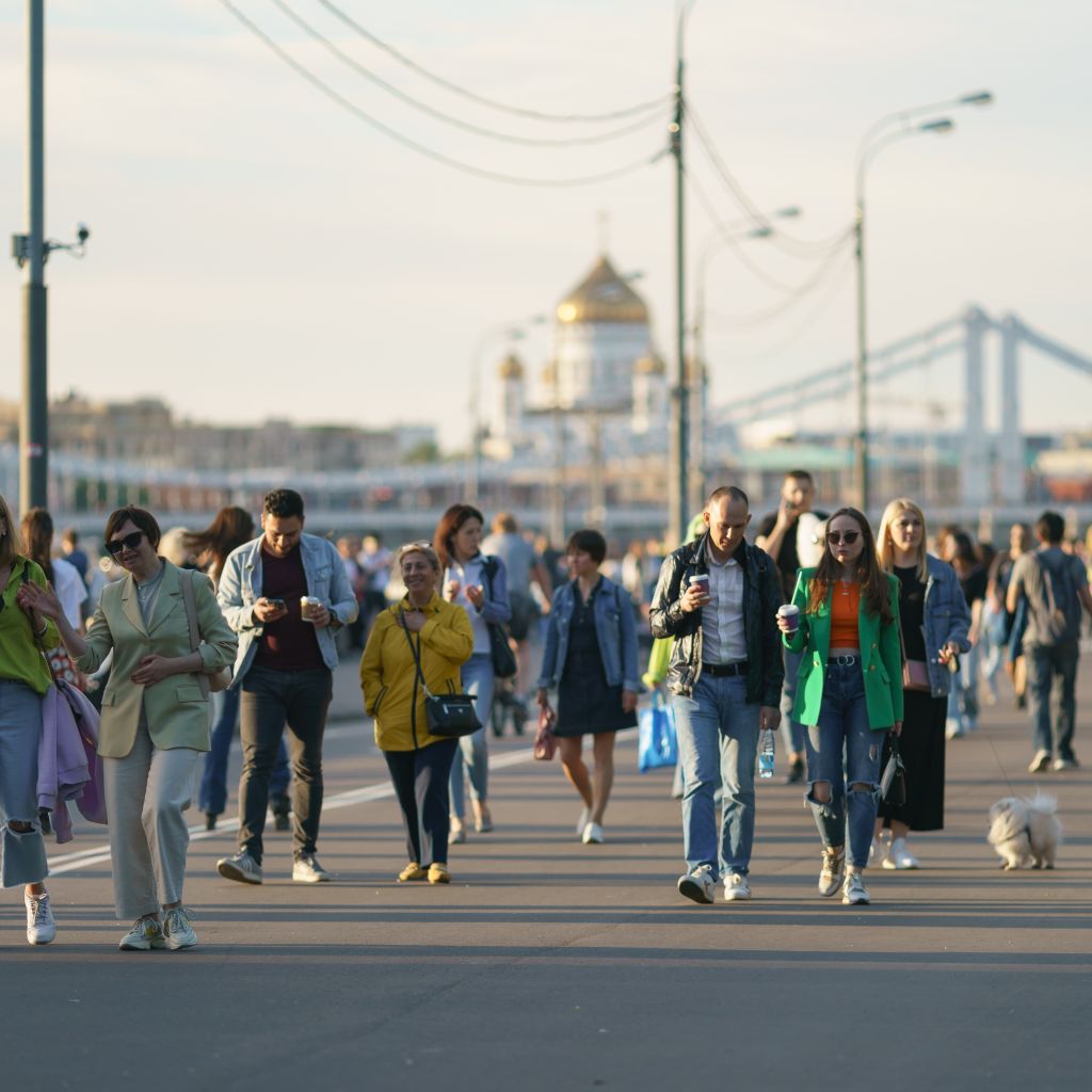 Mennesker går på gate i Russland