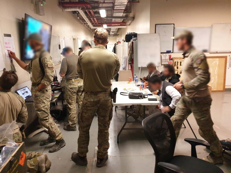 Soldater i et operasjonsrom. Kaotisk stemning.