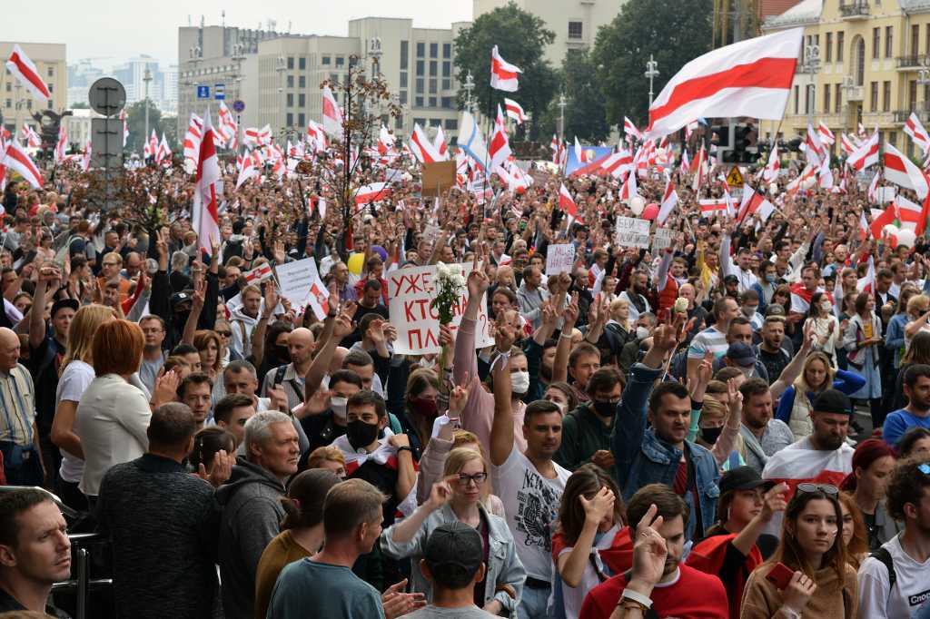 Folk marsjerer i gatene i Minsk 23. august 2020 i protest mot valgresultatet.