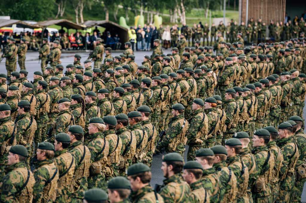 Soldater på rekke og rad. Alle i uniform og grønn beret.