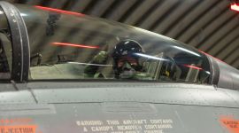 Forsvarsminister Bjørn Arild Gram gir tommel opp i cockpit på en F-16.