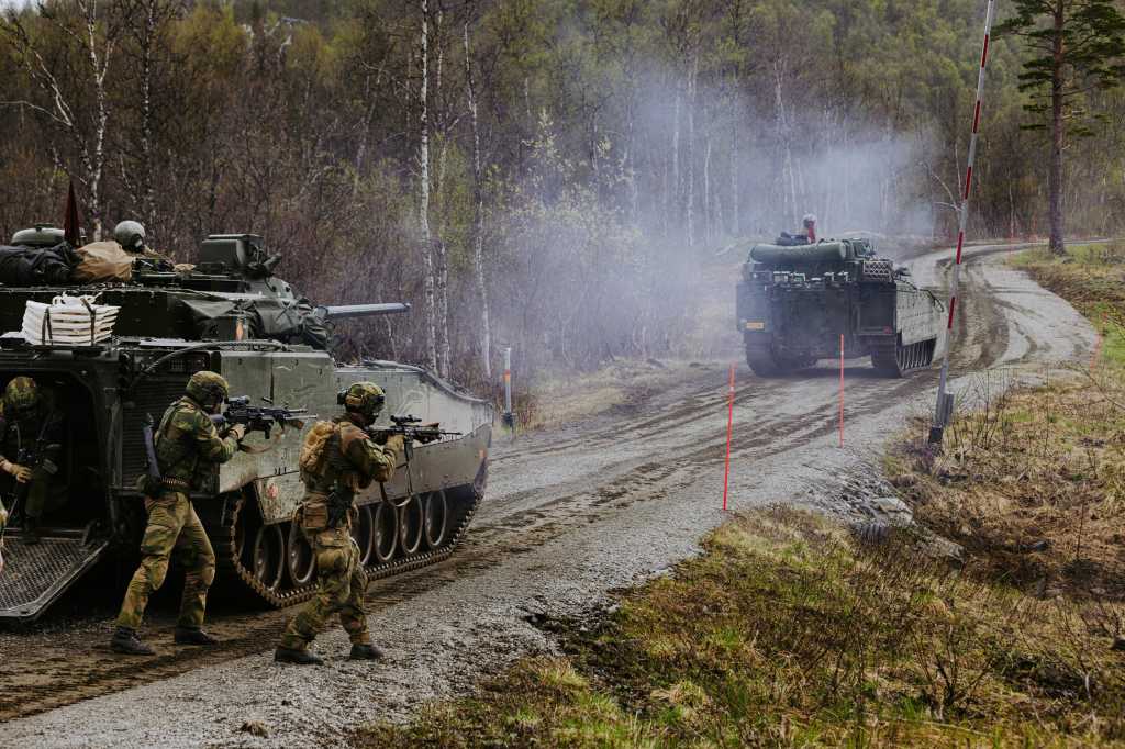 CV90 kampvogner og mekanisert infanteri fra Brigade Nord på øvelse Thunder Reindeer i Setermoen skytefelt, mai 2026.