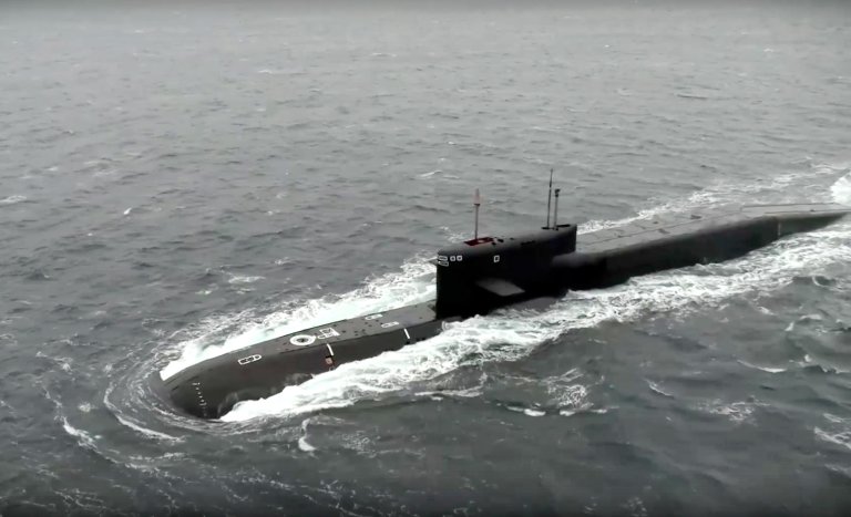 Atomubåten Tula fra den Russiske marine fotografert i åpen sjø.