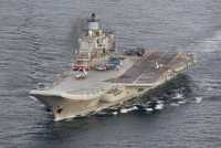 Hangarskipet Admiral Kuznetsov i åpen sjø. Det står fly på dekk.