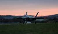 F35 i solnedgang på rullebane