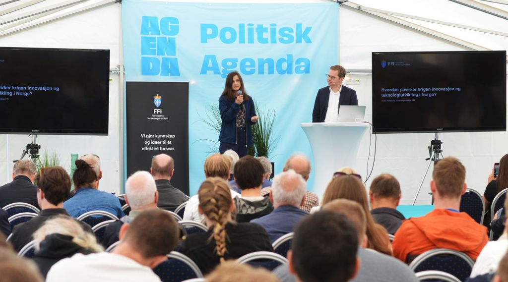 Julie Helseth Udal og Andé Pettersen på scenen på Kongsberg Agenda med publikum i salen. 