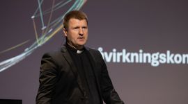 Øystein Mathisen, med svart dress, på scenen under Påvirkningskonferansen 2025.