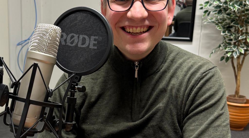 Portrett av Miika Brenna Jarsve i FFIs podkaststudio. Mann. Mikrofon. Innendørs.