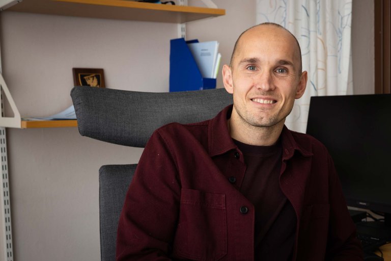 Olger Breivik Pedersen på et kontor. 