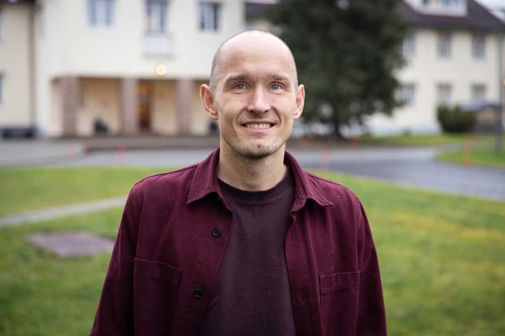 Nærbilde av Olger Breivik i burgunder skjorte.