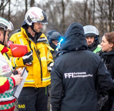 Brannmenn og forskere på øvelse. Foto