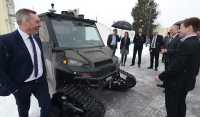 forsvarsminister Frank Bakke-Jensen med FFIs autonome testbil Olav