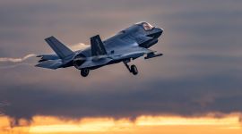 Nærbilde av F-35 skrått fra siden bakfra.
