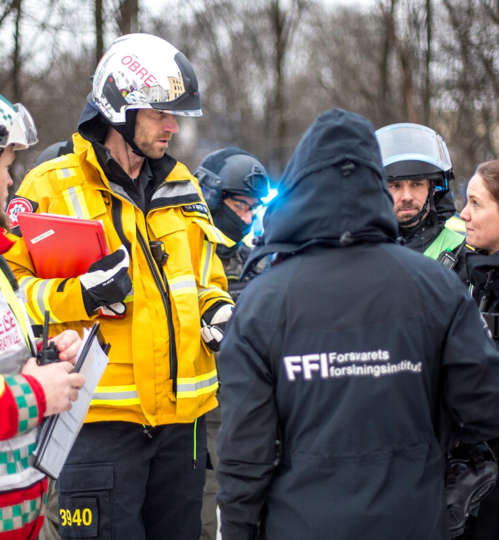 Brannmenn og forskere på øvelse. Foto
