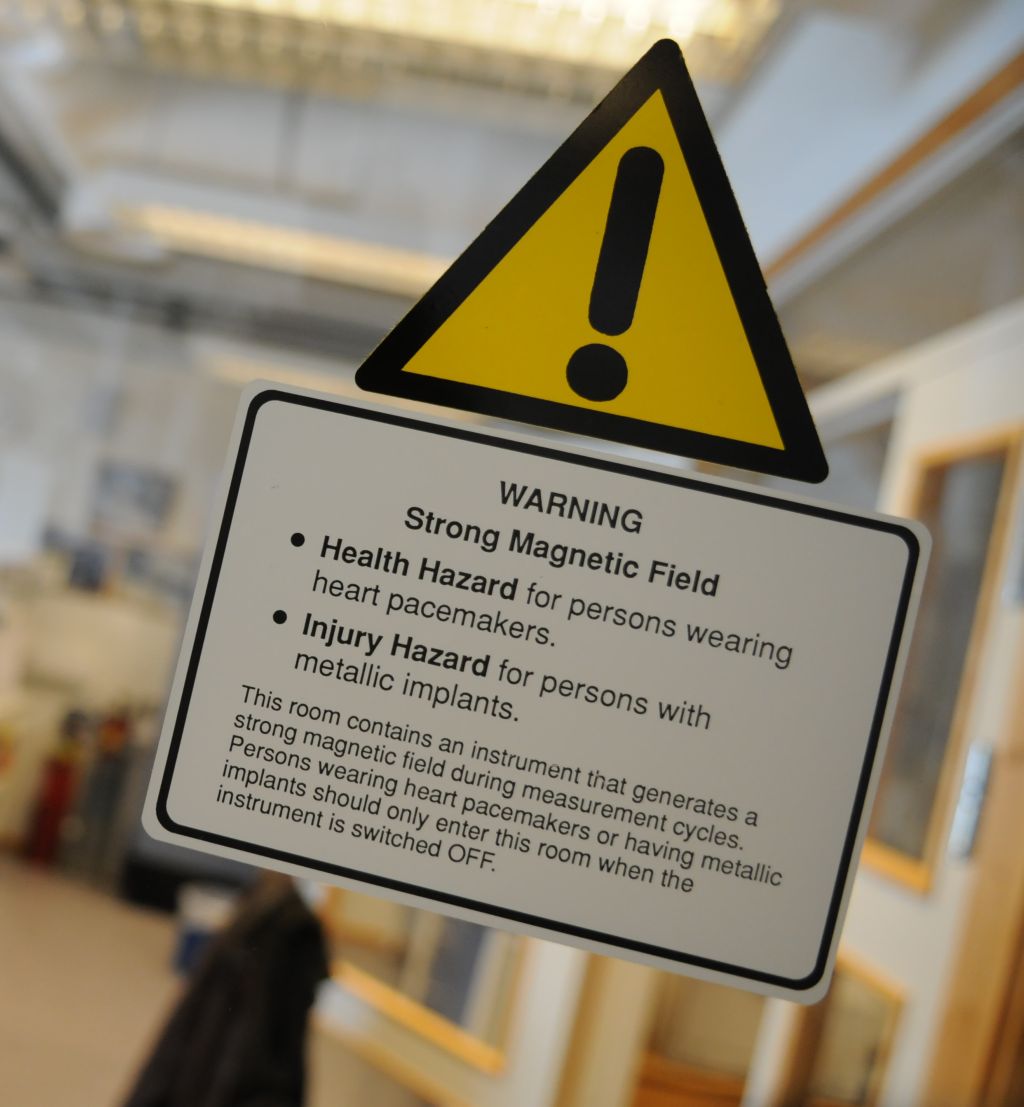 Fareskilt på glassdør foran laboratorielokale