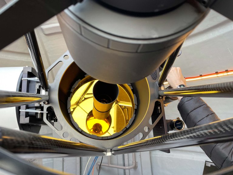 Nærbilde av gullspeil i teleskop