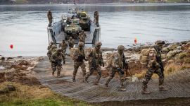 Nederlandske og Franske soldater går i land i Kyrksæterøra under Trident Juncture 2018.