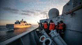 KNM Maud og KNM Thor Heyerdahl under øvelse TG 21-2 i Nord Norge 2021. KNM Maud støtter fregatten KNM Thor Heyerdahl med etterforsyning av drivstoff - RAS (Replenishment at Sea).