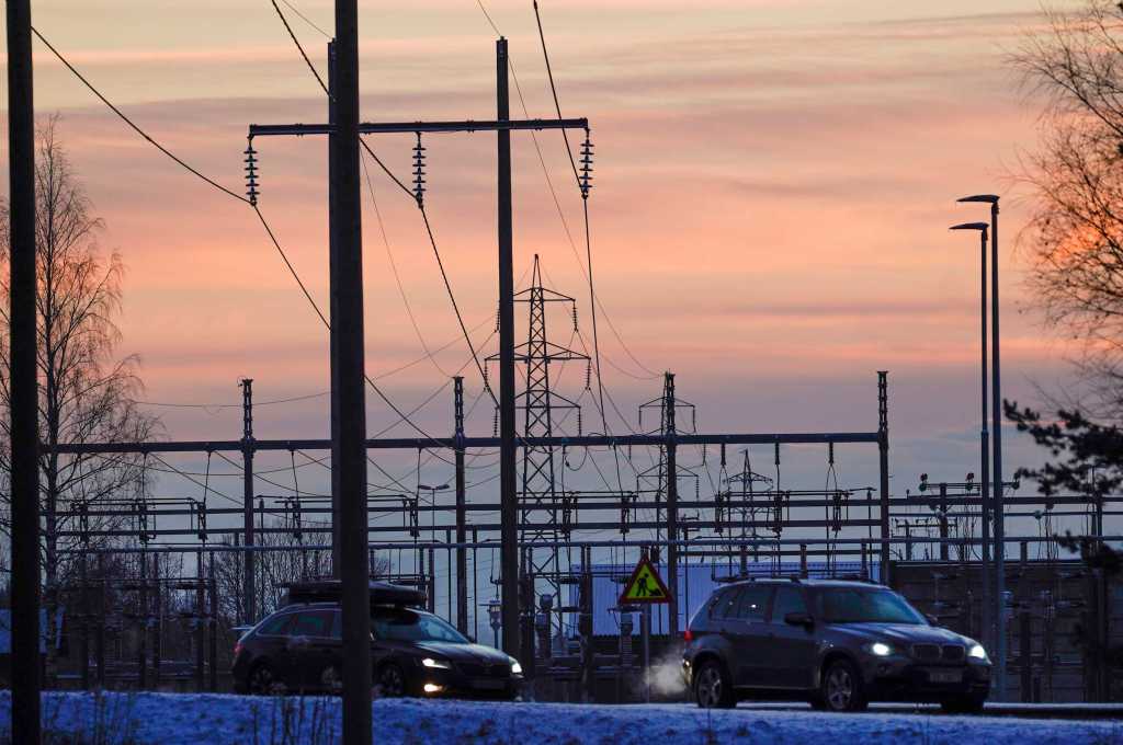 Kraftledninger og to bilder i solnedgangen.