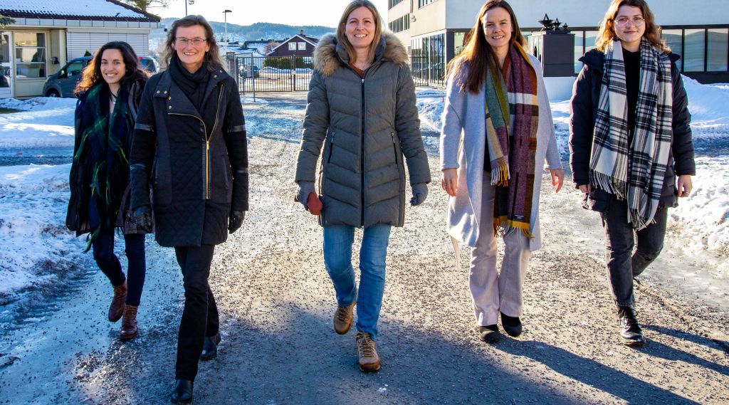 Fem kvinner som til sammen representerer alle FFIs forskningsavdelinger: Fra venstre Vårin Alme, Hege Kristin Jødahl, Hilde Kristin Teien, Marie Hardine Dahl og Eina Bergem Jørgensen.
