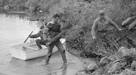 Soldater rydder ammunisjon. Sort-hvitt-foto