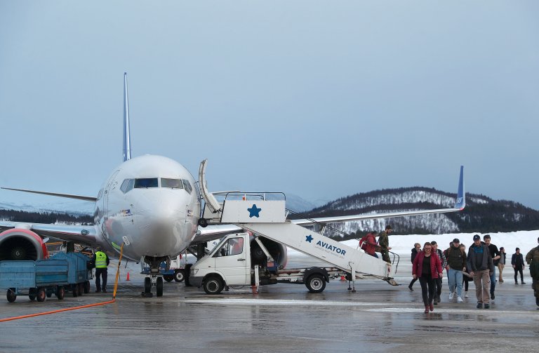 SAS fly med passasjerer som forlater flyet.