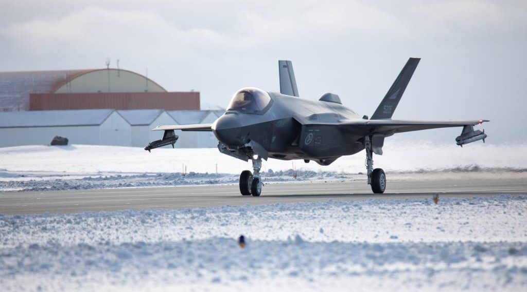 Bilde av et F35 jagerfly på rullebane