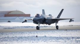 Bilde av et F35 jagerfly på rullebane