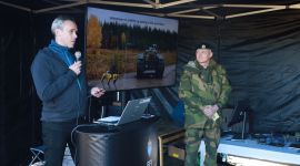 ICE worx-sjef Stein Gundersrud holder tale under åpningen av ICE worx Rena. Til høyre nestkommanderende ved Hærens våpenskole, oberst Knut Simen Skaret.