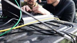 To forskere ser på en PC utendørs.