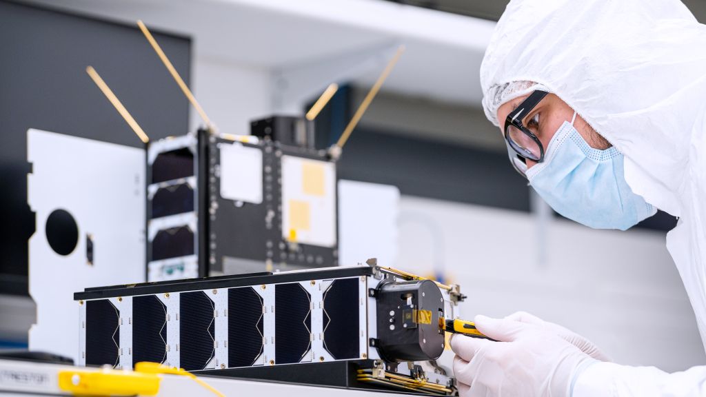 En fra NanoAvionics i renrommet til NanoAvionics og jobber med satellittene. (Foto NanoAvionics).