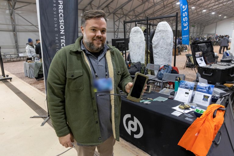 Sky Reynolds viser frem varmeutstyret til selskapet Carver Scientific i messehallen.