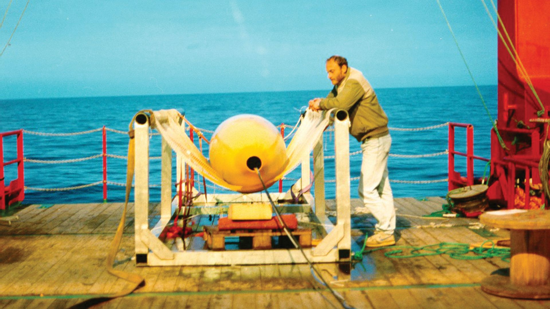 Forsker Nils Størkersen ved en tidlig modell av den autonome miniubåten Hugin.